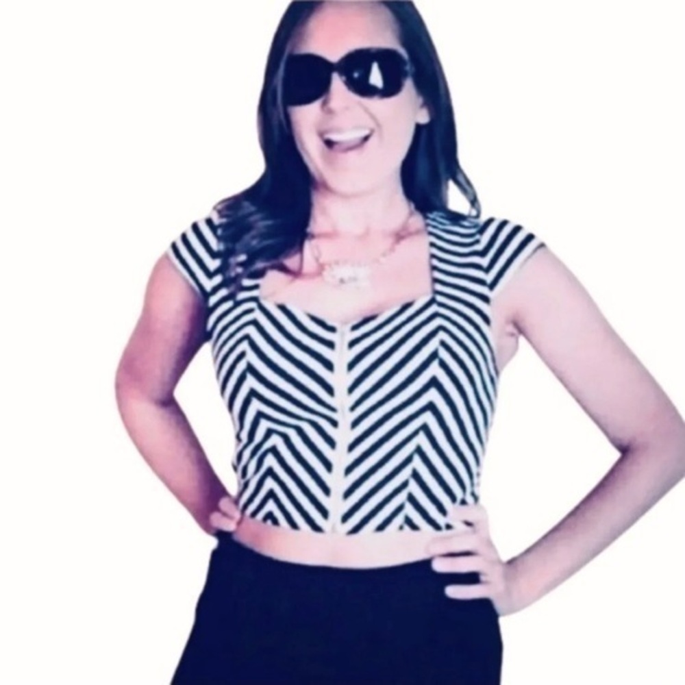 CHARLOTTE RUSSE BLACK WHITE CHEVRON STRIPE ZIP UP CROP TOP MEDIUM